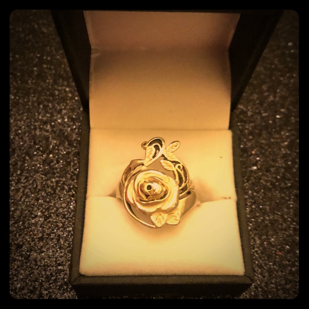 Flower shaped stamped 925 size 9.5 sterling ring.